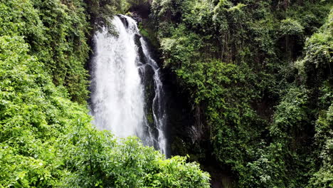 Exuberante-Vegetación-Rodea-Una-Cascada-En-Baños,-Ecuador,-La-Serenidad-De-La-Naturaleza-Capturada