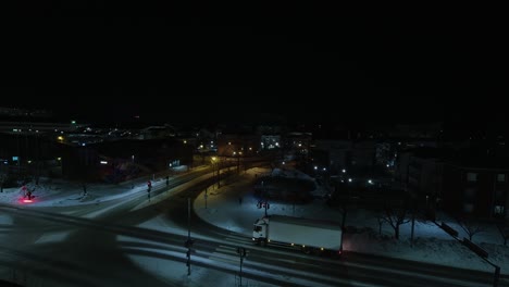 Timelapse-Nocturno-De-Alta-Velocidad-Del-Tráfico-De-La-Ciudad-En-La-Intersección-De-Invierno-Oscuro