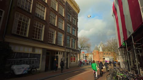 Dolly-En-La-Plaza-Nieuwmarkt-De-Ámsterdam-Con-El-Edificio-Waag-De-Antoniesbreestraat