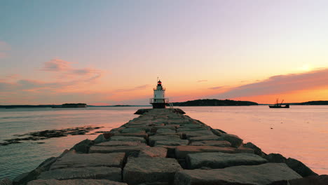 Amanecer-En-El-Faro-Spring-Point-Cornisa-Con-Mar-En-Calma,-Con-Impresionantes-Nubes-Naranjas-Y-Amarillas-En-Un-Cielo-Despejado