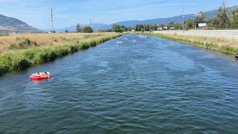 Erleben-Sie-Die-Ruhe-Eines-Sommertages,-Während-Freunde-Den-Penticton-Channel-Hinunterfahren