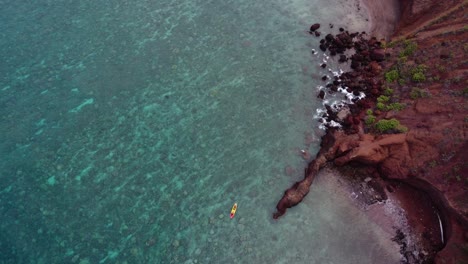 Luftbild-Drohnenvideo-Von-Touristen,-Die-In-Einem-Farbenfrohen-Kajak-An-Einem-Exotischen-Tropischen-Reiseziel-Auf-Hawaii-Rudern