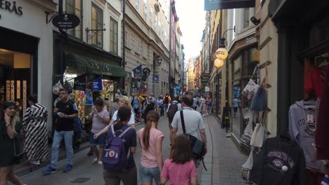 Gente-En-Una-Calle-Peatonal-En-El-Casco-Antiguo-De-Estocolmo-En-Un-Día-De-Verano