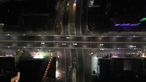 La-Cámara-Del-Dron-Con-Vista-Aérea-De-Drones-De-Rajkot-Muestra-Muchos-Vehículos,-Bicicletas,-Ambulancias,-Por-Encima-Y-Por-Debajo-De-Puentes