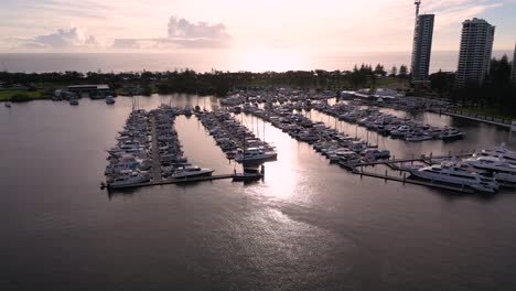 Vistas-Aéreas-De-Derecha-A-Izquierda-Sobre-El-Puerto-Deportivo-En-Broadwater-En-La-Costa-Dorada,-Australia