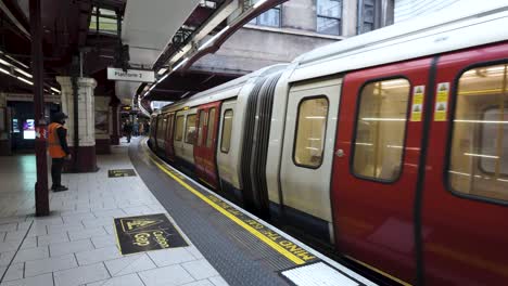 A-Metropolitan-Line-train-departs-from-the-platform-at-Baker-Street-Station-in-London,-England