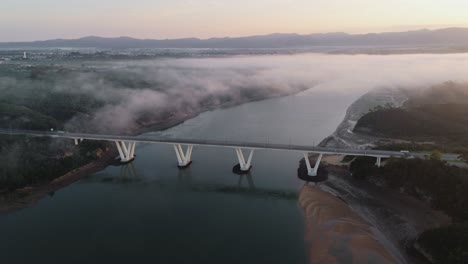 Brücke-Vila-Nova-De-Milfontes-Im-Morgennebel-über-Dem-Fluss-Mira-In-Odemira,-Portugal