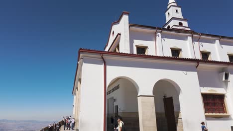 Sonnenbeschienene-Fassade-Des-Monserrate-Heiligtums.-Panorama-Der-Hügelspitze