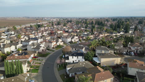 Toma-Aérea-De-Drones-De-La-Zona-Residencial-De-Los-Suburbios-De-California