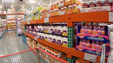 POV---Schieben-Sie-Das-Diagramm-An-Einer-Großen-Flasche-Rezeptfreier-Medikamente-Und-Shampoo-Im-Pharmabereich-Von-Costco-Vorbei