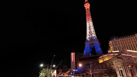 Leerer-Las-Vegas-Strip-In-Der-Nacht-Während-Des-Ausbruchs-Der-Covid-19-Pandemie,-Eiffelturm-In-Paris,-Beleuchtet-In-Den-Farben-Der-Französischen-Flagge