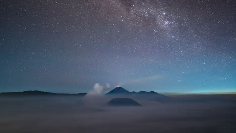 Timelapse-Del-Rastro-De-Estrellas-Sobre-El-Monte-Bromo,-Java,-Indonesia