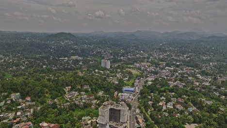 Kandy-Sri-Lanka-Antena-V2-Drone-Sobrevuelo-A9-Katugastota-Carretera-Que-Captura-El-Tráfico-De-Vehículos,-Los-Suburbios-Residenciales-De-Wattarantenna-Y-Las-Vistas-Del-Paisaje-Montañoso---Filmado-Con-Mavic-3-Cine---Abril-De-2023