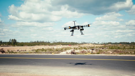 Un-Gran-Drone-Profesional-Propulsado-Por-Gasolina-Despegando-Desde-Una-Pequeña-Pista-De-Rodaje-De-Un-Aeródromo-Hacia-El-Cielo-Azul