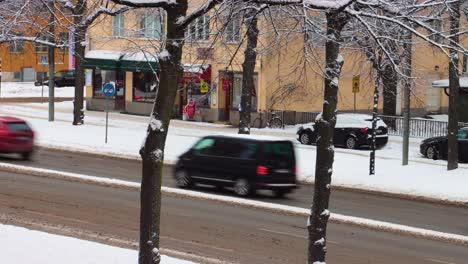 Tageszeitraffer-Des-Straßenverkehrs-Im-Verschneiten-Stockholm,-Schweden