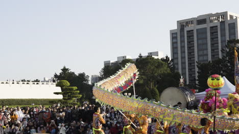 Espectáculo-De-Danza-Tradicional-Del-Dragón-Durante-Las-Celebraciones-Del-Año-Nuevo-Chino-En-El-Salón-Conmemorativo-De-Chiang-Kai-shek