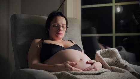 8-month-pregnant-woman-with-evidence-of-the-baby-moving-in-her-belly