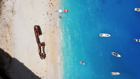 Vista-De-Arriba-Hacia-Abajo-De-La-Famosa-Playa-De-Navagio-Con-Un-Naufragio-En-Zakynthos,-Grecia