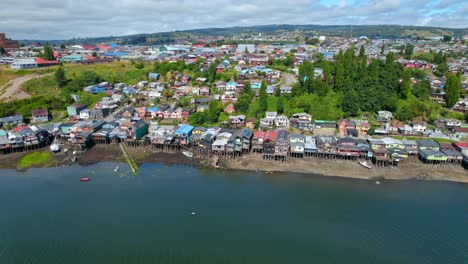 Aerial-Drone-Fly-Above-Coastline-of-Chiloé-patagonian-Chilean-Island-Village-Sky-Houses-and-Beach-Shore,-Daylight-Skyline-in-south-american-travel-destination