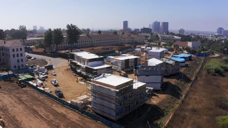 Toma-Aérea-Descendente-De-Un-Sitio-De-Desarrollo-De-Viviendas-Modulares-En-Construcción-En-El-Oeste-De-Los-Ángeles,-California.