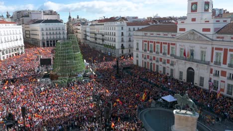 Toma-Panorámica-De-Personas-Reunidas-En-Una-Concurrida-Puerta-Del-Sol-Durante-Una-Protesta-Contra-El-PSOE-Después-De-Aceptar-Conceder-Amnistía-A-Las-Personas-Involucradas-En-El-Intento-De-Ruptura-De-Cataluña.