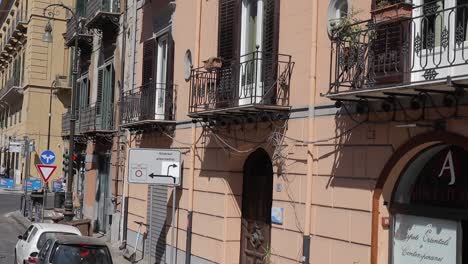 Balkon-Des-Hauses-In-Palermo,-Italien