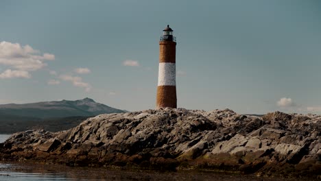 Faro-Les-Eclaireurs-Sobre-Un-Islote-Rocoso-Cerca-De-Ushuaia-En-El-Canal-Beagle,-Tierra-Del-Fuego,-Sur-De-Argentina