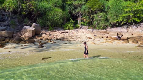 Mujer-Yace-En-La-Playa-Sueño-Solitario-En-La-Isla