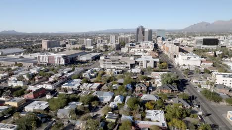 Barrio-En-Tucson,-Arizona,-Con-El-Horizonte-De-Tucson-Con-Video-De-Drones-Moviéndose-En-Baja