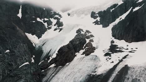 Verschneite-Felsige-Berge-Des-Vinciguerra-Gletschers-In-Ushuaia,-Provinz-Feuerland,-Argentinien
