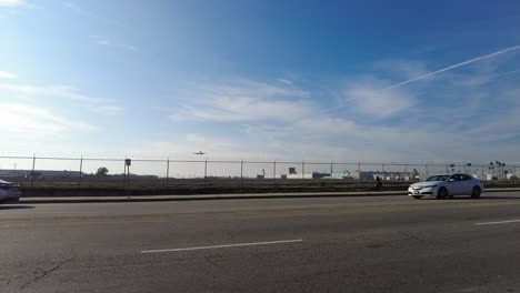 Airplane-landing-low-over-busy-road