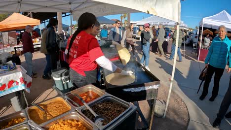 Frau-Füllt-Eine-Burrito-Tortilla-An-Mi-Salsa-Stand-Auf-Dem-Bauernmarkt-Im-Süden-Von-Arizona