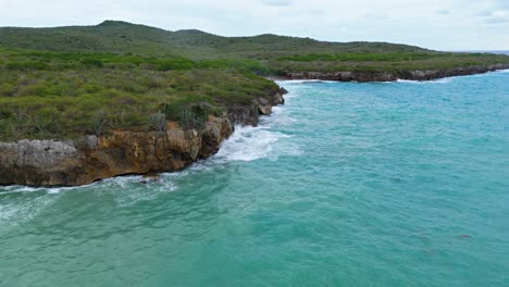 Dolly-Aéreo-A-La-Playa-De-Santa-Pretu-Westpunt-Curacao-Mientras-Fuertes-Olas-Rompen-Y-Escupen-Desde-El-Acantilado