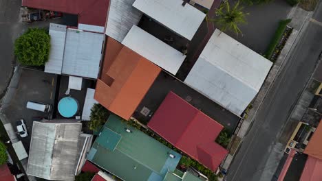 Luftaufnahmen-Aus-Der-Vogelperspektive-Von-Drohnenaufnahmen-Der-Häuser-In-Jaco,-Costa-Rica,-Mittelamerika
