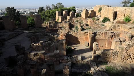 Sonnenuntergangslicht-Badet-Antike-Römische-Ruinen-In-Karthago,-Tunesien,-Mit-Schatten,-Die-über-Die-Historische-Stätte-Werfen