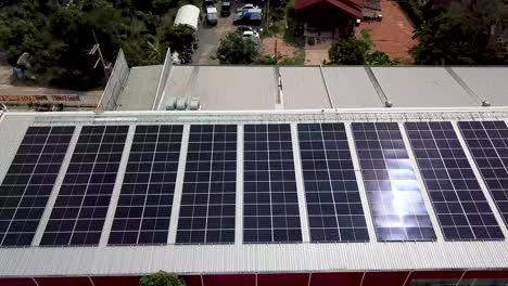 4K-Luftaufnahme-Eines-Solardachs-Auf-Einem-Lagerhaus,-Drohne