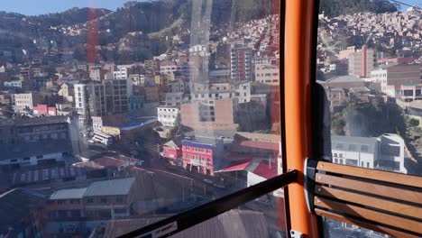 POV-Aus-Der-Teleferico-Seilbahn-über-Der-Skyline-Von-La-Paz,-Bolivien