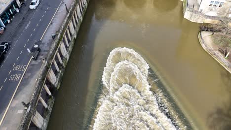 Bath-City,-Fluss-Avon-Und-Pulteney-Bridge,-Vogelperspektive,-Drohnen-Luftaufnahme
