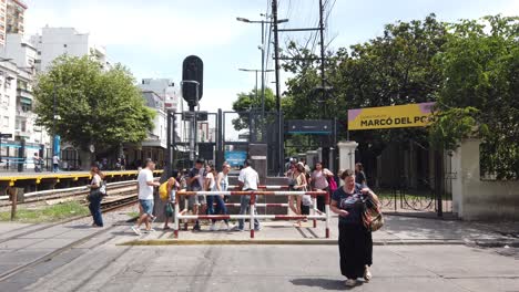 Menschen-Gehen-Am-Bahnhof-Von-Flores,-Buenos-Aires,-Argentinien,-Wahrzeichen,-Tageslicht,-Sommer,-An-Der-Eisenbahn-Der-Südamerikanischen-Hauptstadt