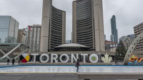 Turistas-En-El-Ayuntamiento-En-El-Centro-De-Toronto,-Timelapse