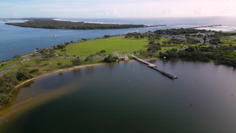 Von-Links-Nach-Rechts-Luftaufnahmen-über-Das-Broadwater-Und-Die-Grünflächen-An-Der-Landzunge-An-Der-Gold-Coast,-Australien