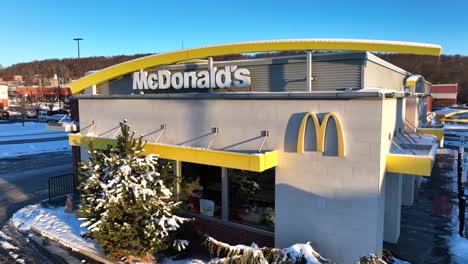 McDonald&#39;s-Fastfood-Restaurant-In-Einem-Amerikanischen-Vorort-An-Einem-Verschneiten-Tag