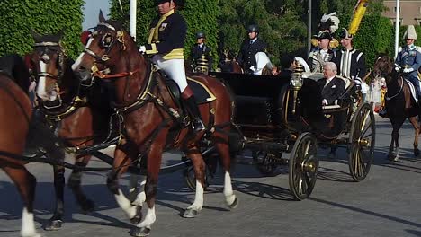 Der-Schwedische-König-Carl-XVI.-Gustav-Und-Königin-Silvia-Fahren-Am-Nationalfeiertag-In-Stockholm-In-Einer-Pferdekutsche