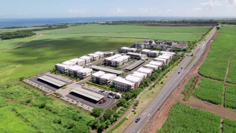 Ecole-Du-Nord-In-Mauritius,-Umgeben-Von-üppigen-Feldern-Unter-Klarem-Himmel,-Tagsüber,-Luftaufnahme