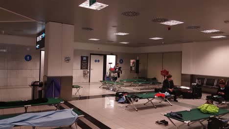 Pasajeros-Atrapados-En-La-Zona-De-Tránsito-Del-Aeropuerto-De-Budapest,-Consecuencia-De-La-Prohibición-De-Viajar-Por-El-Virus-De-La-Corona-Y-El-Espacio-Aéreo-Cerrado,-Durmiendo-En-Camas-De-Camping