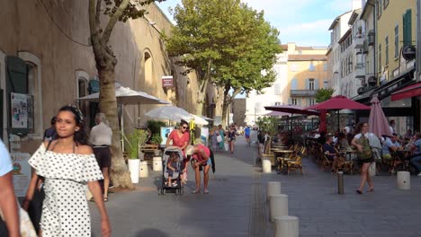 Frauen-Mit-Kinderwagen-Und-Andere-Gehen-An-Restaurants-In-Der-Altstadt-Von-Antibes-Vorbei