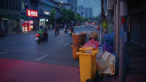 Contenedores-De-Gestión-De-Basura-De-Bangkok-Luchando-Contra-El-Thrash