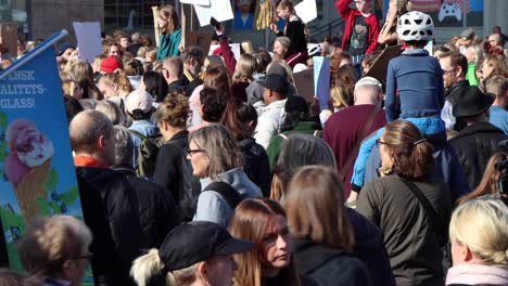 Polizist-Geht-Durch-Menschenmenge-Bei-Klimademonstration-In-Stockholm,-Schweden