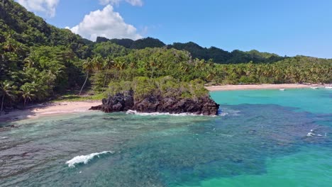 Drohnenpanoramablick-Auf-Die-Tropische-Insel-Mit-Felsen-Und-Sandstrand