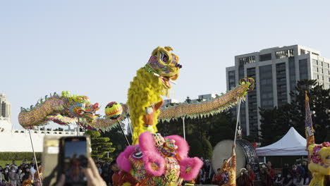 Danza-Tradicional-China-Del-Dragón-León-Y-Los-Tamborileros,-Monumento-A-Chiang-Kai-shek,-Taipei,-Taiwán